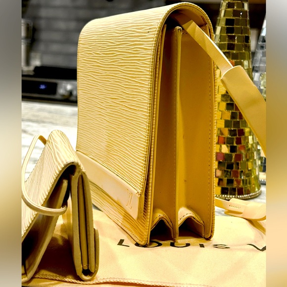 Bundle Louis Vuitton Authentic Epi Leather Shoulder Bag with Matching Compact - Picture 5 of 10